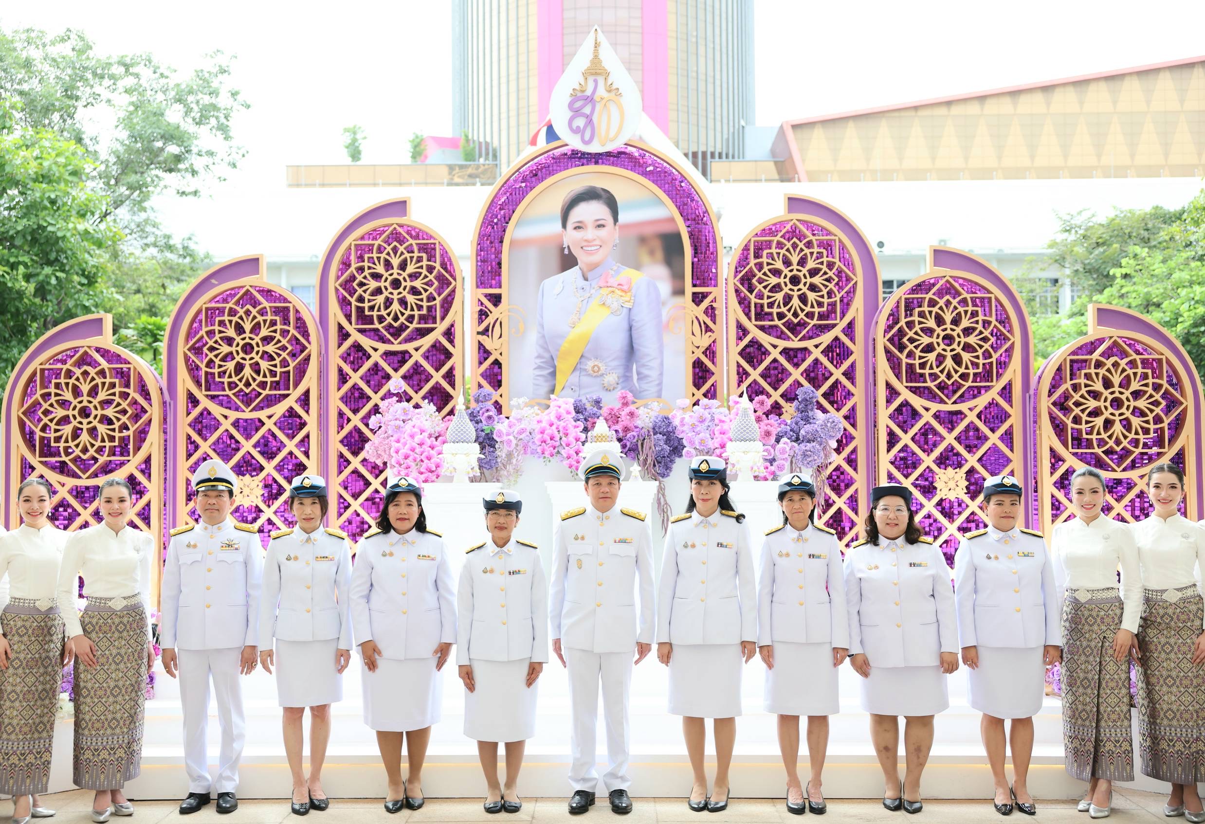 ออมสิน ทำบุญตักบาตรและถวายพระพรชัยมงคล เนื่องในโอกาสวันเฉลิมพระชนมพรรษาสมเด็จพระนางเจ้าฯ พระบรมราชินี