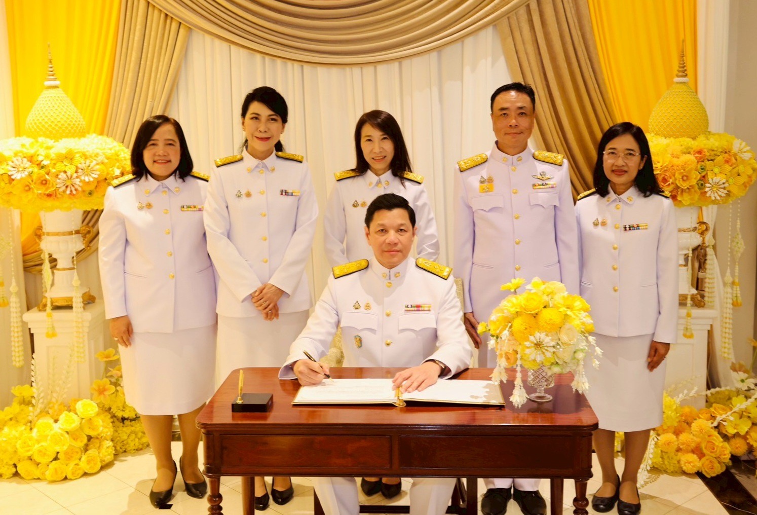 ออมสิน ถวายพระพรชัยมงคล เนื่องในโอกาสวันเฉลิมพระชนมพรรษาพระบาทสมเด็จพระเจ้าอยู่หัว