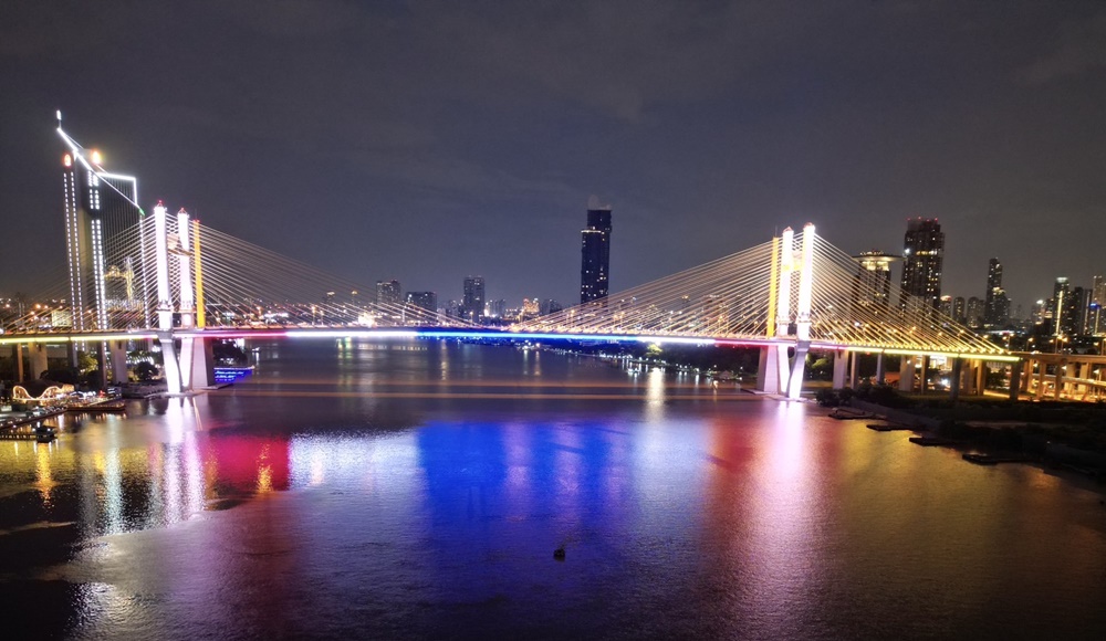 กทพ.เปิดไฟประดับ”สะพานทศมราชัน”เฉลิมพระเกียรติ”พระบรมราชชนนีพันปีหลวง”