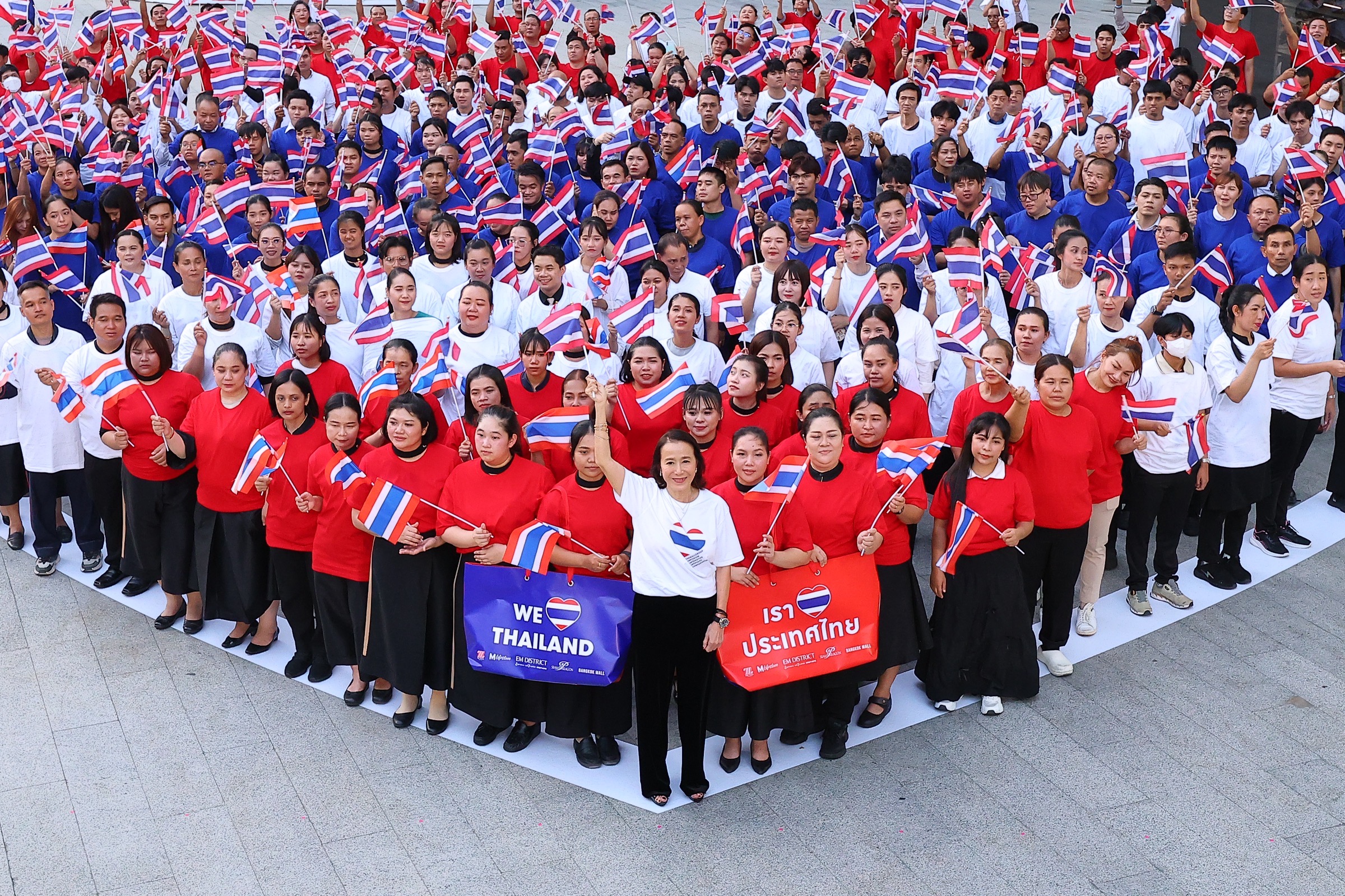 กลุ่มเดอะมอลล์ จัดแคมเปญพิเศษ WE LOVE THAILANDรวมน้ำใจเคียงข้างคนไทยส่งพลังใจถึง ทหารกล้าผู้ปฏิบัติหน้าที่ด้วยความกล้าหาญและเสียสละ เพื่อพี่น้องไทยที่ได้รับผลกระทบจากเหตุการณ์ความไม่สงบ โดยงานนี้มีการร่วมไว้อาลัยแด่วีรชนทหาร ผู้เสียสละเพื่อปกป้องอธิปไตยของคนไทยทุกคน