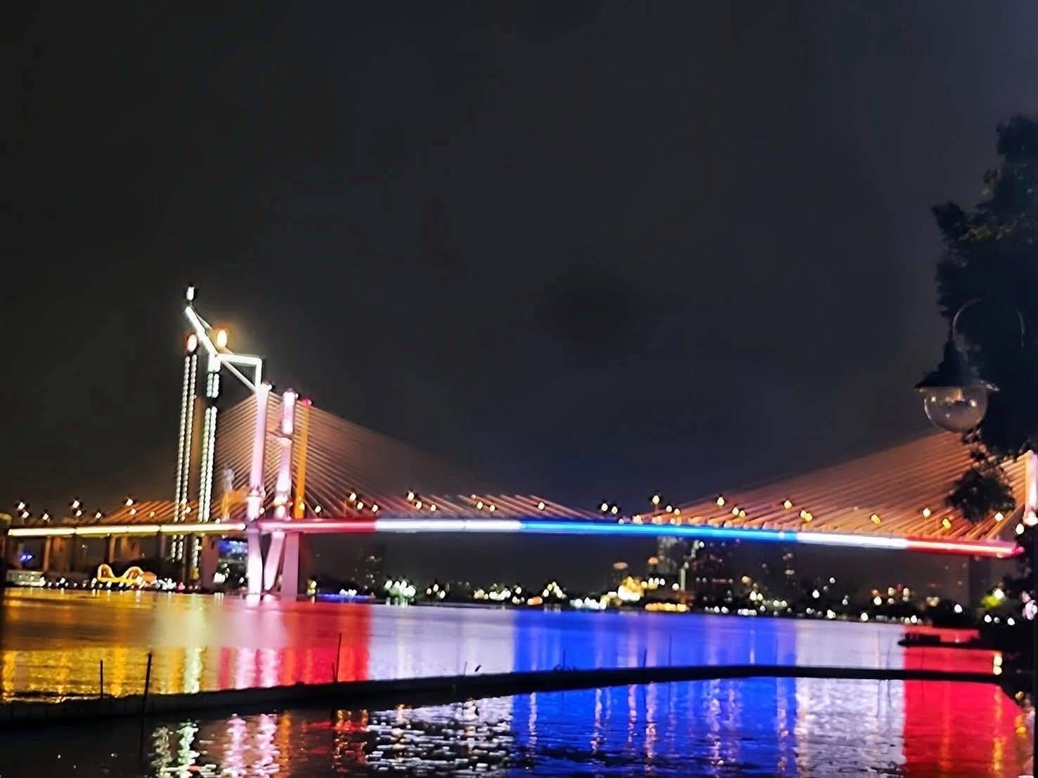 กทพ. เปิดไฟประดับ “สะพานทศมราชัน”เนื่องในวันนวมินทรมหาราช13 ตุลาคมนี้