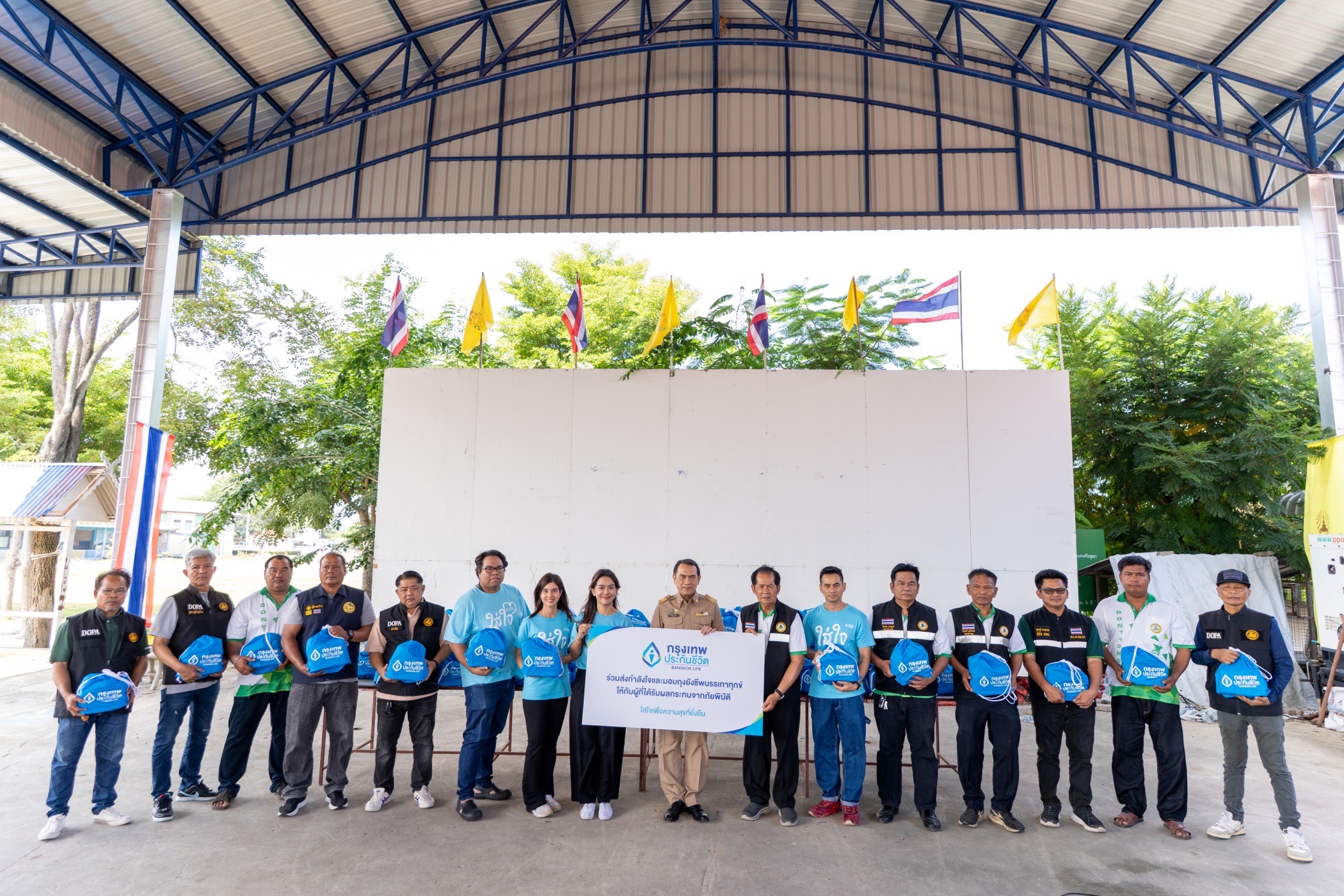 กรุงเทพประกันชีวิต ลงพื้นที่ช่วยเหลือผู้ประสบอุทกภัย ใส่ใจผู้ประสบภัยมอบถุงยังชีพบรรเทาความเดือดร้อน ในจังหวัดพระนครศรีอยุธยา นครสวรรค์ และชัยนาท