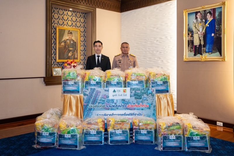 กลุ่มบีเจซี บิ๊กซี ร่วมส่งมอบถุงยังชีพ ให้กับ กองทัพเรือไทยเพื่อส่งต่อให้แก่ประชาชนผู้ได้รับผลกระทบจากอุทกภัยภาคใต้