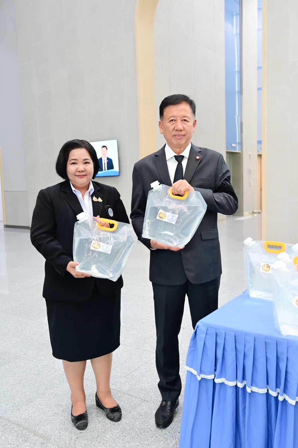 มท.3 ร่วมกับ กปน. ส่งต่อน้ำใจ มอบถุงยังชีพช่วยผู้ประสบภัยน้ำท่วมในพื้นที่ภาคใต้