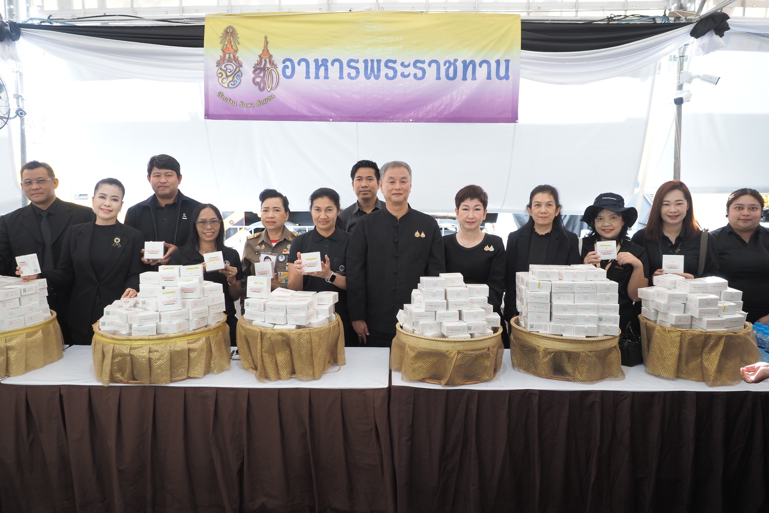 กปน. ร่วมกิจกรรมจิตอาสาพระราชทาน แจกจ่ายอาหารแก่ประชาชนที่เดินทางเข้าถวายสักการะพระบรมศพ สมเด็จพระนางเจ้าสิริกิติ์ พระบรมราชินีนาถ พระบรมราชชนนีพันปีหลวง