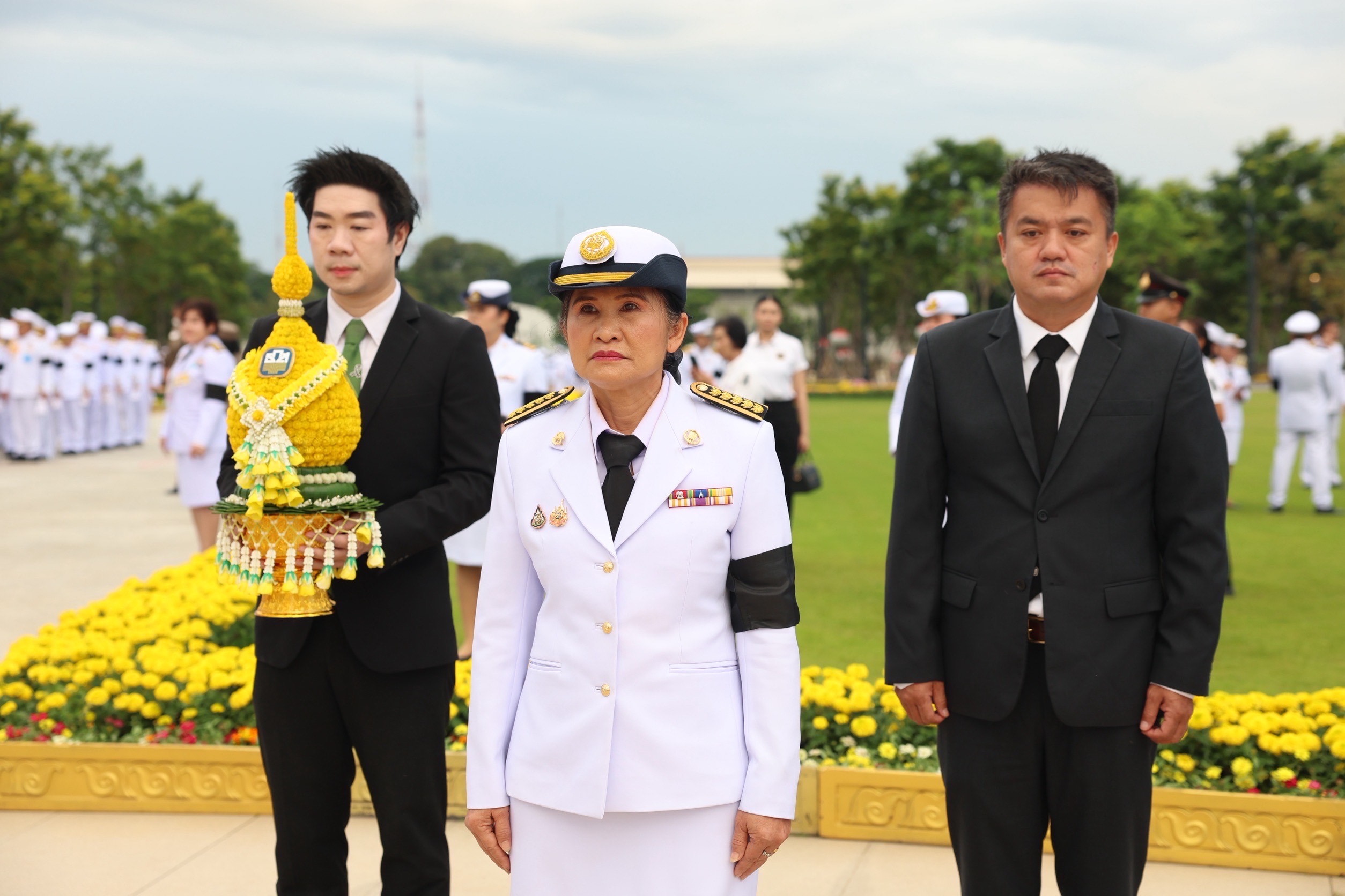 ธ.ก.ส. ร่วมพิธีวางพานพุ่มถวายบังคม เนื่องในวันคล้ายวันพระบรมราชสมภพ พระบาทสมเด็จพระบรมชนกาธิเบศร มหาภูมิพลอดุลยเดชมหาราช บรมนาถบพิตร