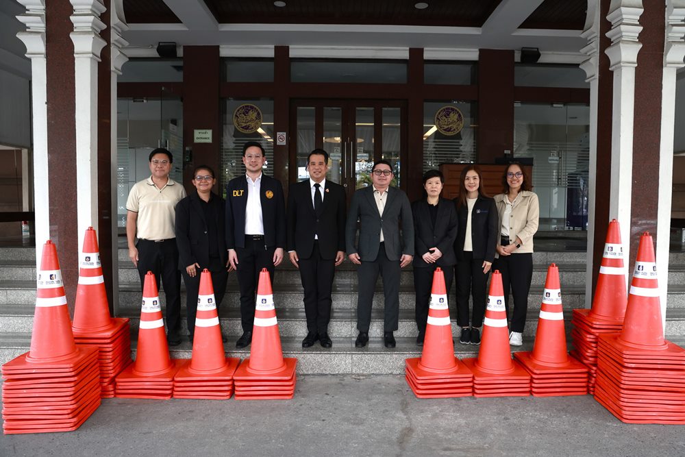 วิริยะประกันภัย มอบกรวยยางจัดระเบียบจราจร กรมการขนส่งทางบก