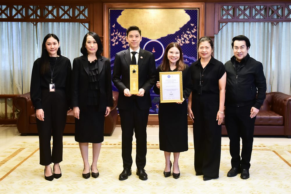 ธอส.รับมอบโล่เกียรติคุณ จากคณะกรรมการโอลิมปิคแห่งประเทศไทย ในพระบรมราชูปถัมภ์ ในฐานะหน่วยงานที่สนับสนุนการแข่งขันกีฬาซีเกมส์ ครั้งที่ 33