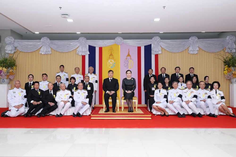 พระบาทสมเด็จพระเจ้าอยู่หัว และสมเด็จพระนางเจ้า ฯ พระบรมราชินี เสด็จพระราชดำเนินไปทรงเปิดพระราชานุสาวรีย์ สมเด็จพระมหิตลาธิเบศร อดุลยเดชวิกรม พระบรมราชชนก ประทับคู่ สมเด็จพระศรีนครินทราบรมราชชนนี