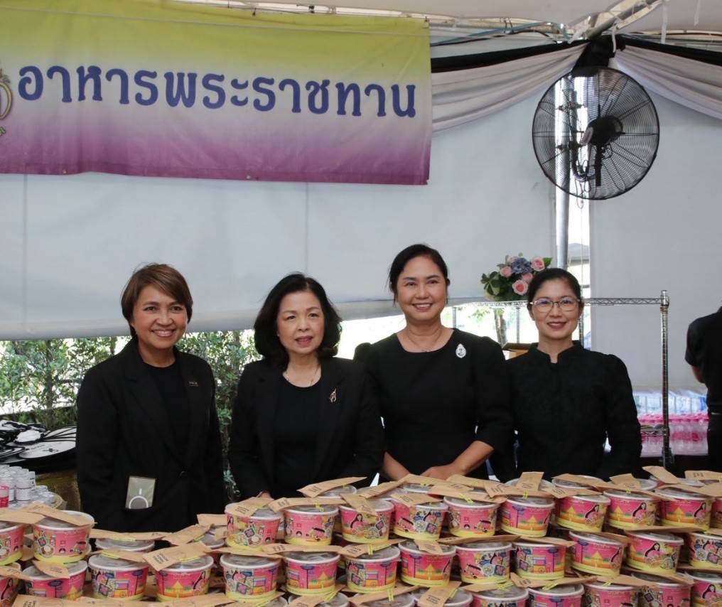 ออมสิน จัดอาหาร-น้ำดื่ม บริการประชาชนที่ร่วมสักการะพระบรมศพสมเด็จพระนางเจ้าสิริกิติ์ พระบรมราชินีนาถ พระบรมราชชนนีพันปีหลวง