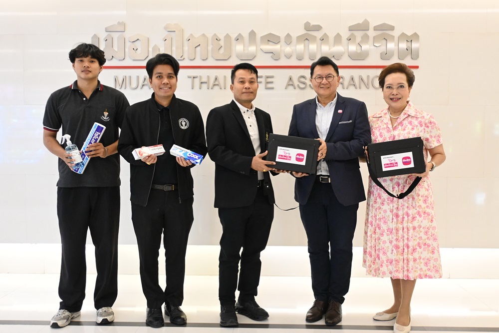 เมืองไทยประกันชีวิต และมูลนิธิเมืองไทยยิ้ม มอบกระเป๋าเวชภัณฑ์พร้อมอุปกรณ์มูลนิธิเมืองไทยยิ้มเบื้องต้นเพื่อบริการผู้มาใช้ลานกีฬาในชุมชนเขตห้วยขวาง