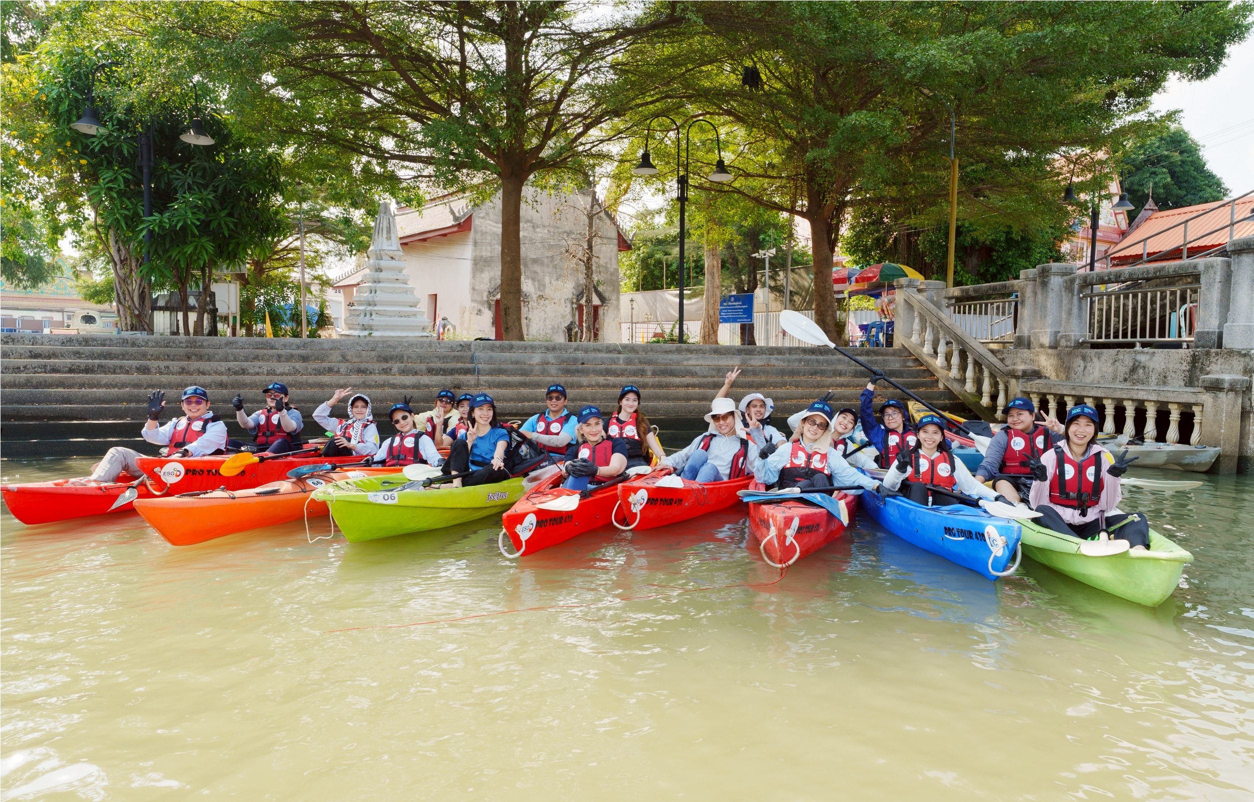 อ.ซี.ซี. รวมพลังพนักงาน พายเรือคายัคเก็บขยะฟื้นฟูคลองรอบวัดชลอลดก๊าซเรือนกระจกสู่สังคมคาร์บอนต่ำ