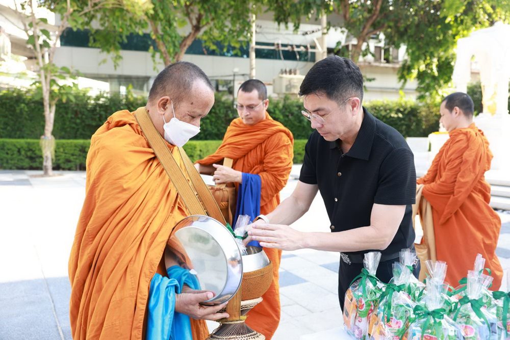 ธ.ก.ส.จัดกิจกรรมทำบุญตักบาตร เสริมสิริมงคลส่งท้ายปีบัญชี