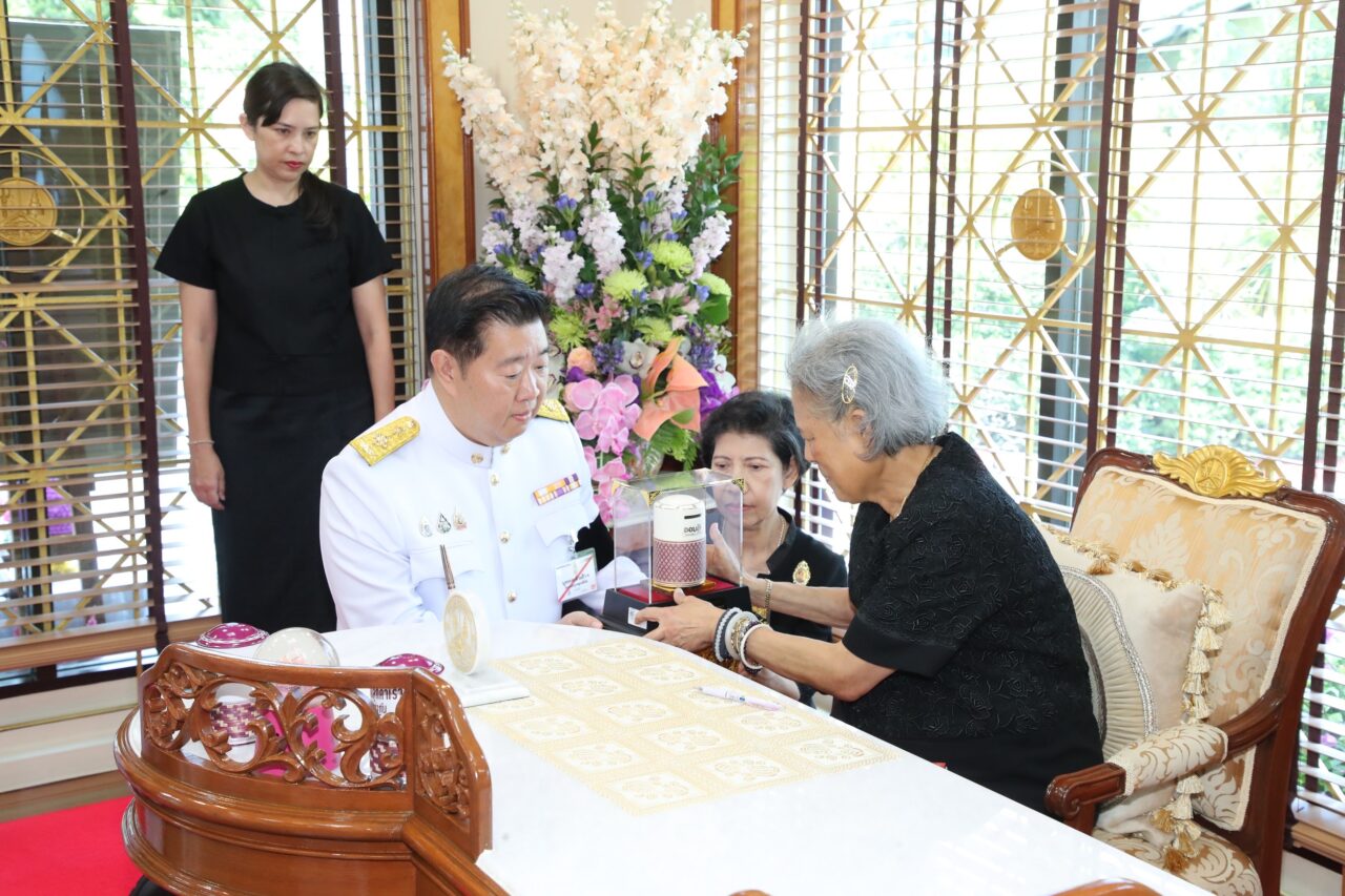 ออมสิน เข้าเฝ้าฯ ถวายการรับฝากเงิน