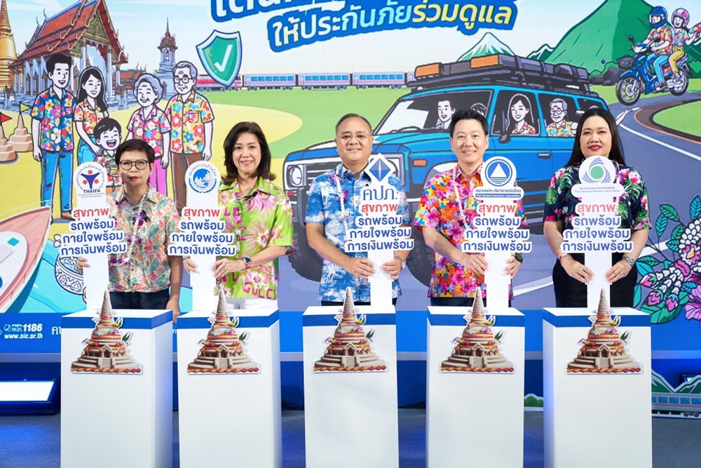 OCEAN LIFE ไทยสมุทรประกันชีวิต รณรงค์สงกรานต์สุขกายใจ มอบหมวกนิรภัย‘โอชิ’เสริมเกราะความปลอดภัยให้ผู้ขับขี่รถจักรยานยนต์ย่านรัชดาภิเษก