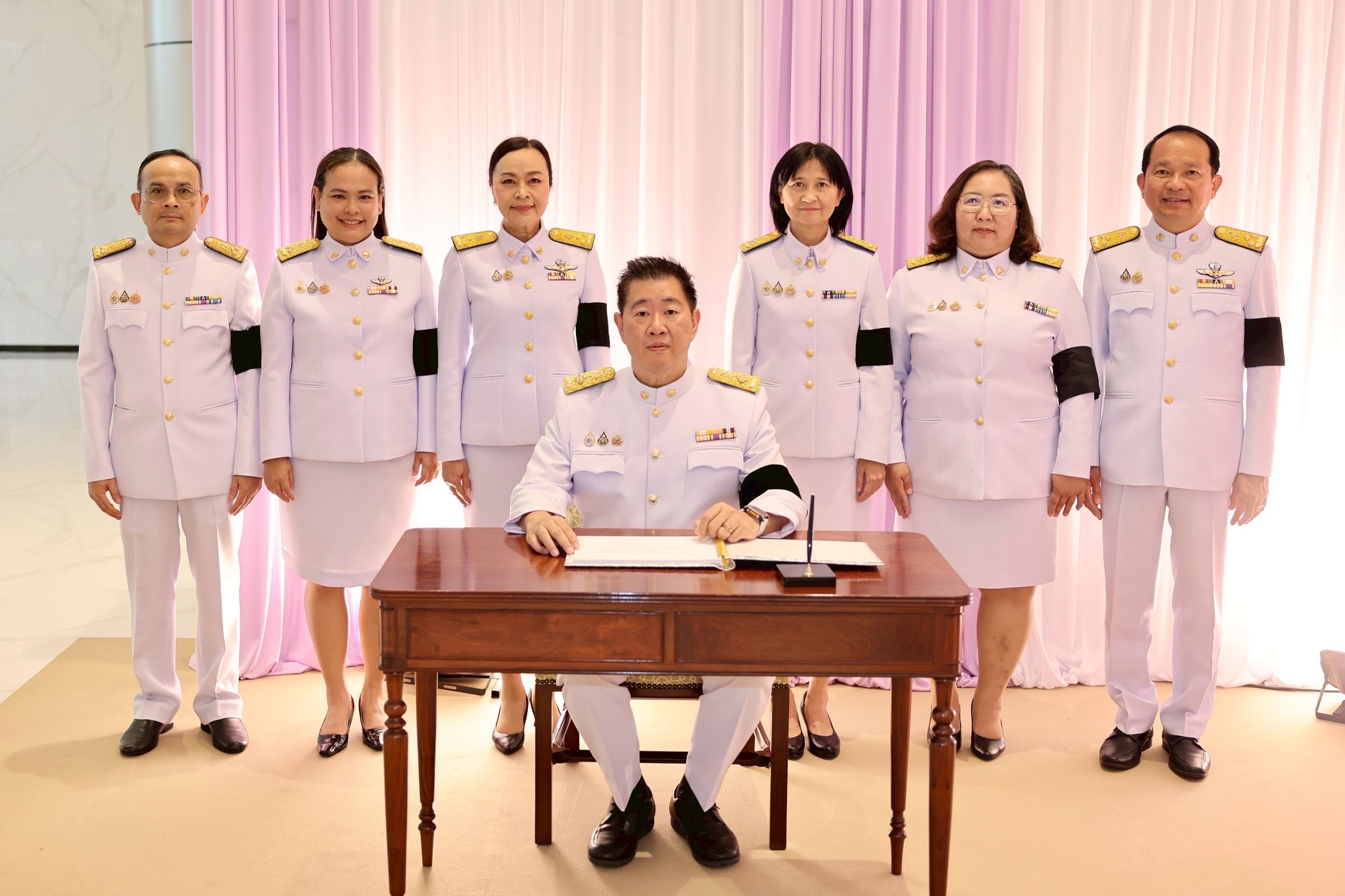 ออมสิน ทูลเกล้าฯ ถวายแจกันดอกไม้และลงนามถวายพระพรชัยมงคล เนื่องในโอกาสพระราชพิธีมหามงคลเฉลิมพระชนมพรรษา 4 รอบ สมเด็จพระนางเจ้าฯ พระบรมราชินี