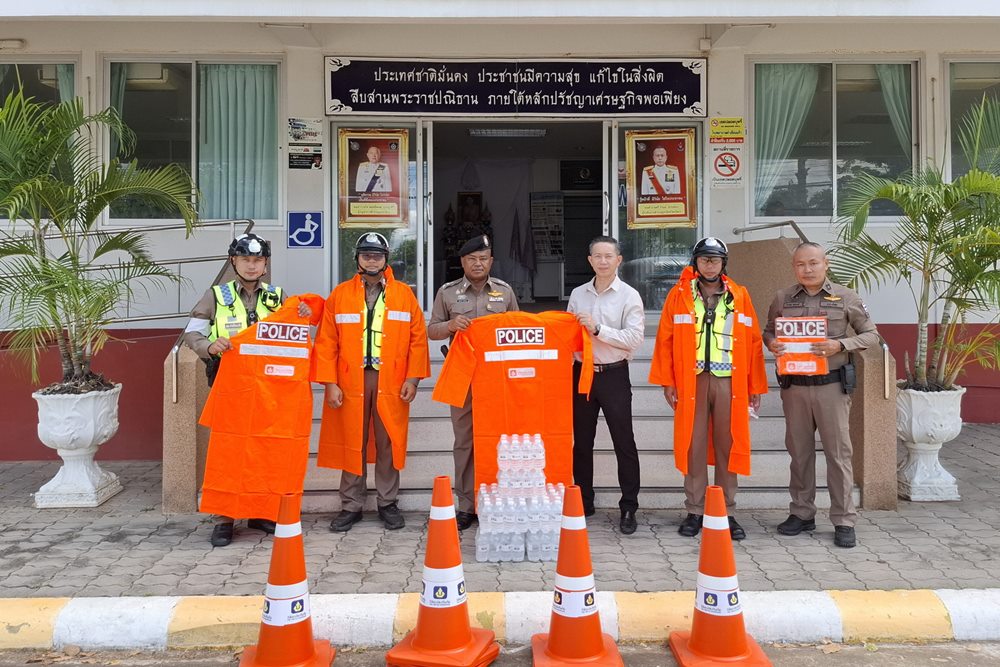 วิริยะประกันภัย มอบเสื้อกันฝนสะท้อนแสง สภ.คำเขื่อนแก้ว เสริมประสิทธิภาพงานจราจรช่วงฤดูฝน