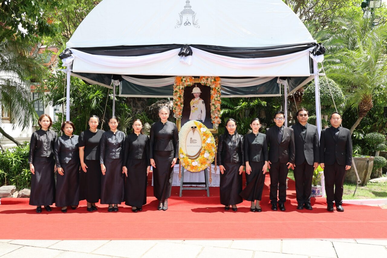 ไอ.ซี.ซี. น้อมถวายสักการะพระศพและวางพวงมาลาเบื้องหน้าพระรูป “พระองค์ภา” ณ พระที่นั่งพิมานรัตยา 