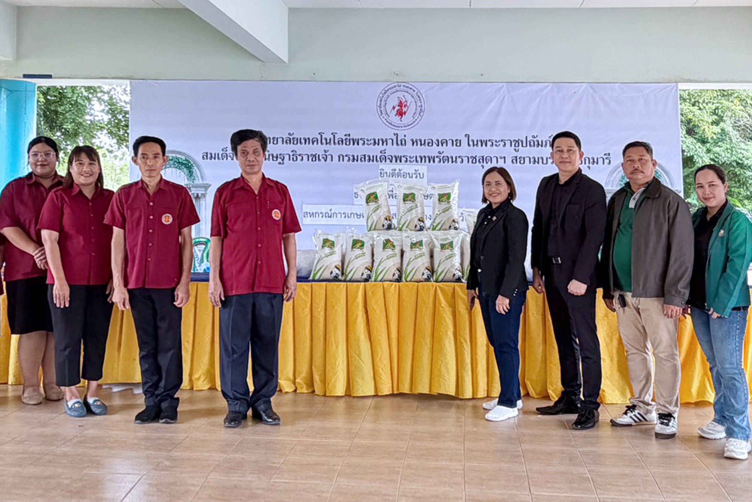 ธกส.สนับสนุนข้าวสารให้ ว.เทคโนโลยีพระมหาไถ่ หนองคาย