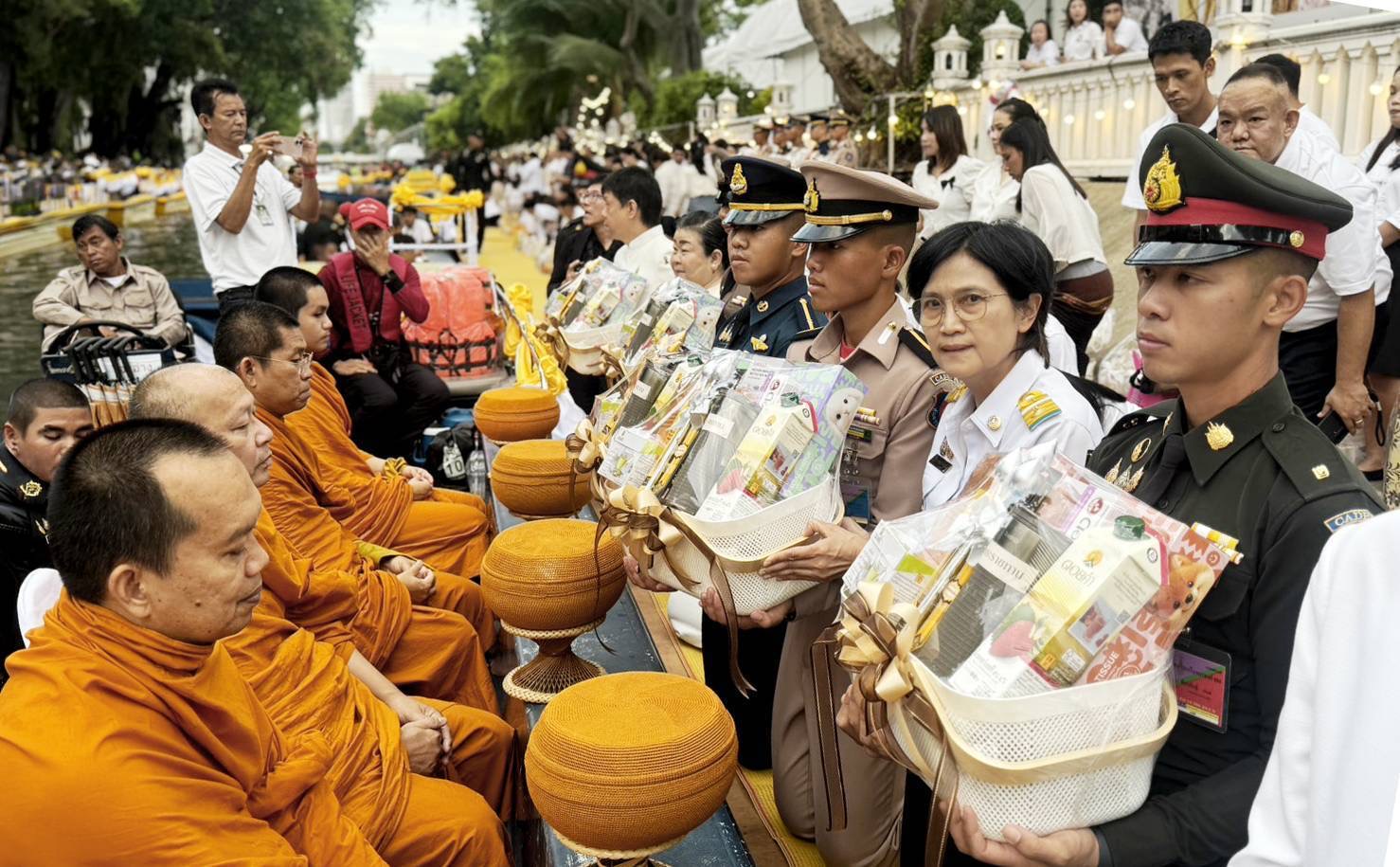 กปน. ร่วมพิธีทำบุญตักบาตรทางเรือ “สายน้ำแห่งชีวิต ใต้ร่มพระบารมี สืบสานวิถีรัตนโกสินทร์” ถวายเป็นพระราชกุศล พระบาทสมเด็จพระเจ้าอยู่หัว