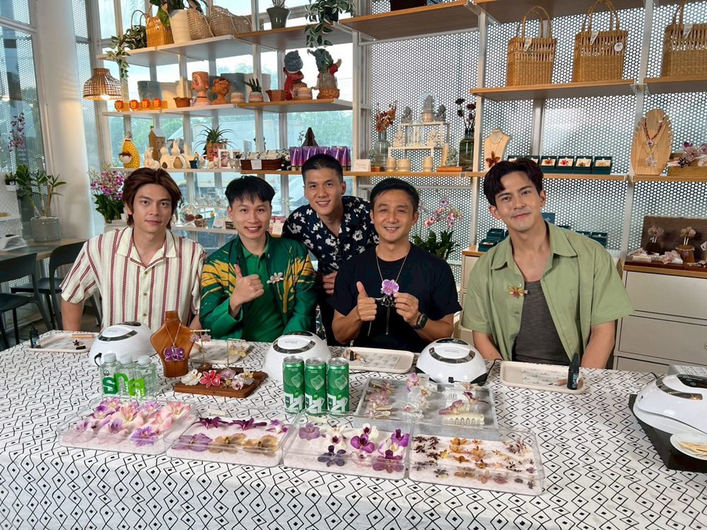 ธ.ก.ส.ชวนชมรายการหอมแผ่นดิน กลิ่นไอเกษตร ตะลุยจังหวัดนครปฐมชมนวัตกรรมสกินแคร์จากข้าว และบุกซุปเปอร์มาร์เก็ตกล้วยไม้