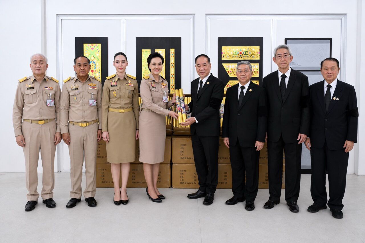 สมาคมวิเทศฯ มอบกระดาษทองย่น สนับสนุนการจัดสร้างพระเมรุมาศ ถวายเป็นพระราชกุศลแด่ สมเด็จพระนางเจ้าสิริกิติ์พระบรมราชินีนาถ พระบรมราชชนนีพันปีหลวง