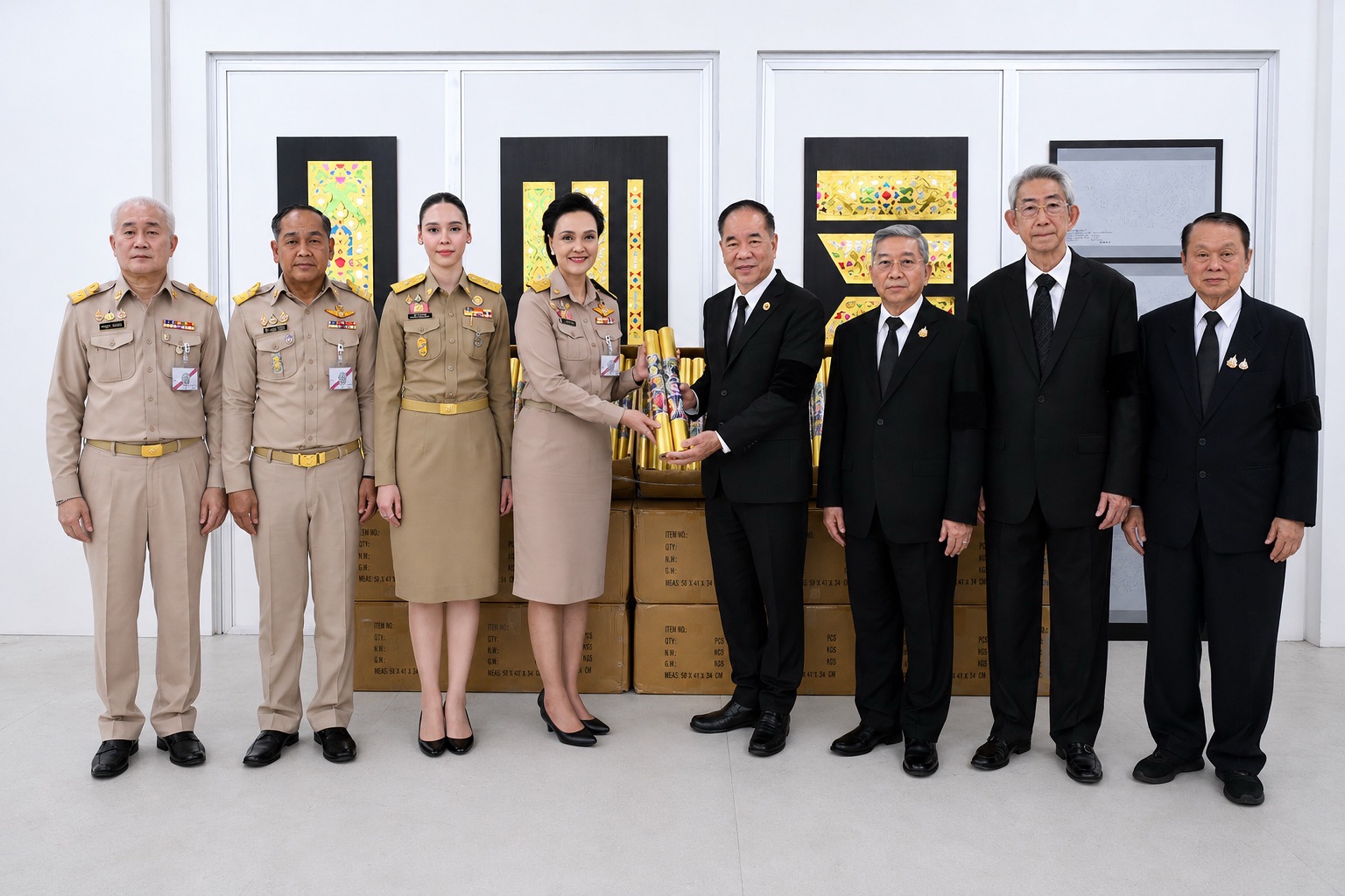 สมาคมวิเทศฯ มอบกระดาษทองย่น สนับสนุนการจัดสร้างพระเมรุมาศ ถวายเป็นพระราชกุศลแด่ สมเด็จพระนางเจ้าสิริกิติ์พระบรมราชินีนาถ พระบรมราชชนนีพันปีหลวง