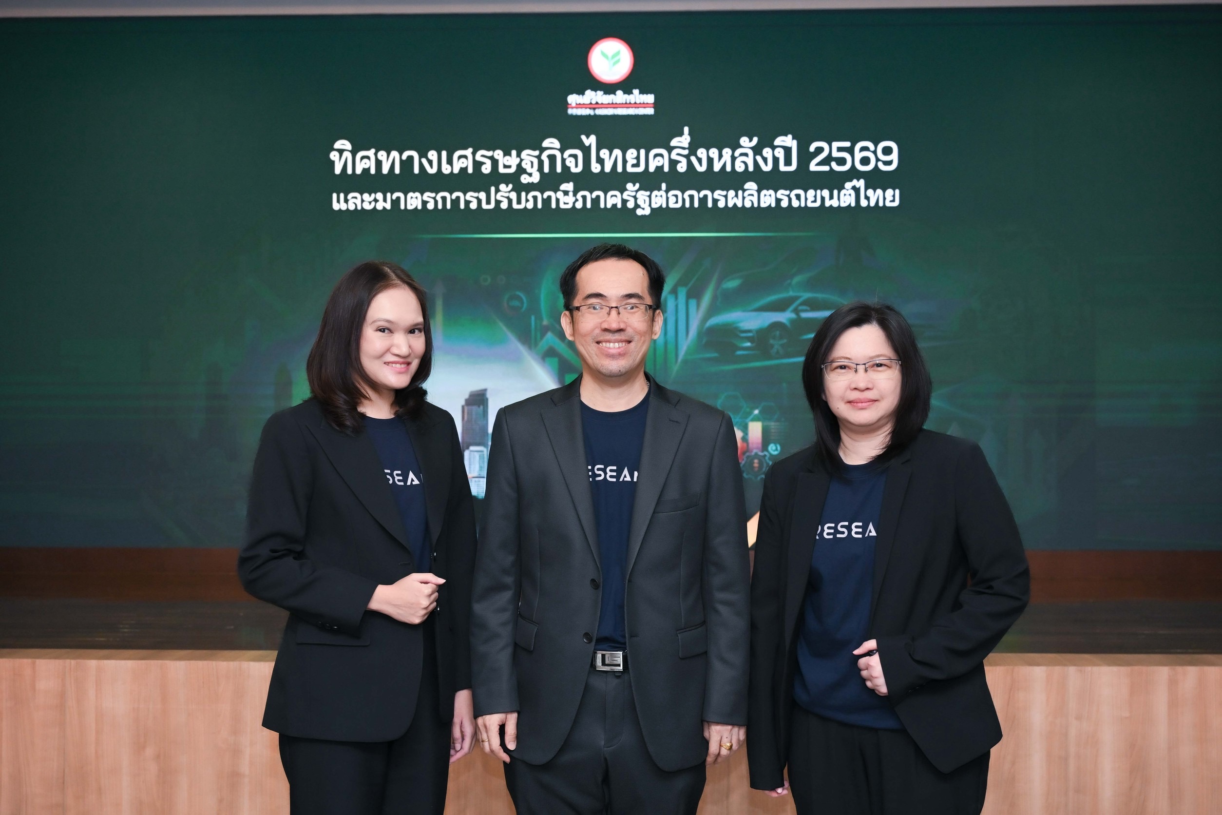 ศูนย์วิจัยกสิกรไทยยังคงประมาณการ GDP ไทยปี 2569 ที่ 2.0% แม้สถานการณ์อิหร่านปะทุแต่ยังอยู่ในแนวโน้มที่คาดการณ์ไว้ มองเศรษฐกิจครึ่งปีหลังชะลอลง ขณะที่ประเด็นเชิงโครงสร้างยังเป็นโจทย์สำคัญ และมาตรการปรับภาษีสรรพสามิตคาดหนุนการผลิตรถยนต์ในปีหน้า