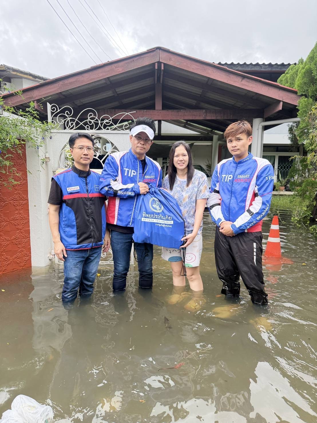 ทิพยประกันภัย ส่งทีม TIP Smart Assist ช่วยเหลือผู้ประสบภัยน้ำท่วมในหลายพื้นที่