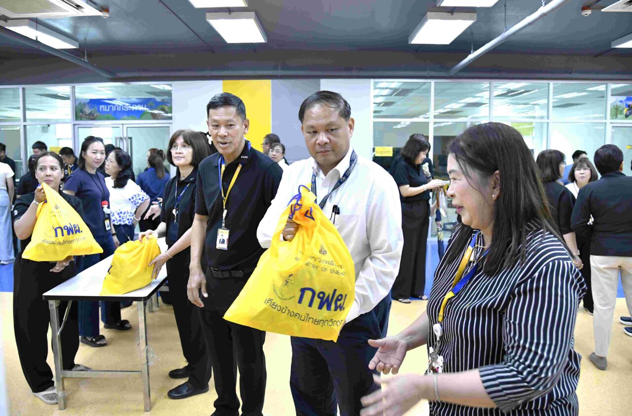 กฟผ.เคียงข้างคนไทยทุกวิกฤต ระดมพลแพ็กถุงยังชีพ 4,000 ชุด พร้อมส่งมอบอาหารปรุงสุก 1,200 กล่อง และน้ำดื่ม ช่วยเหลือผู้ประสบอุทกภัยต่อเนื่อง
