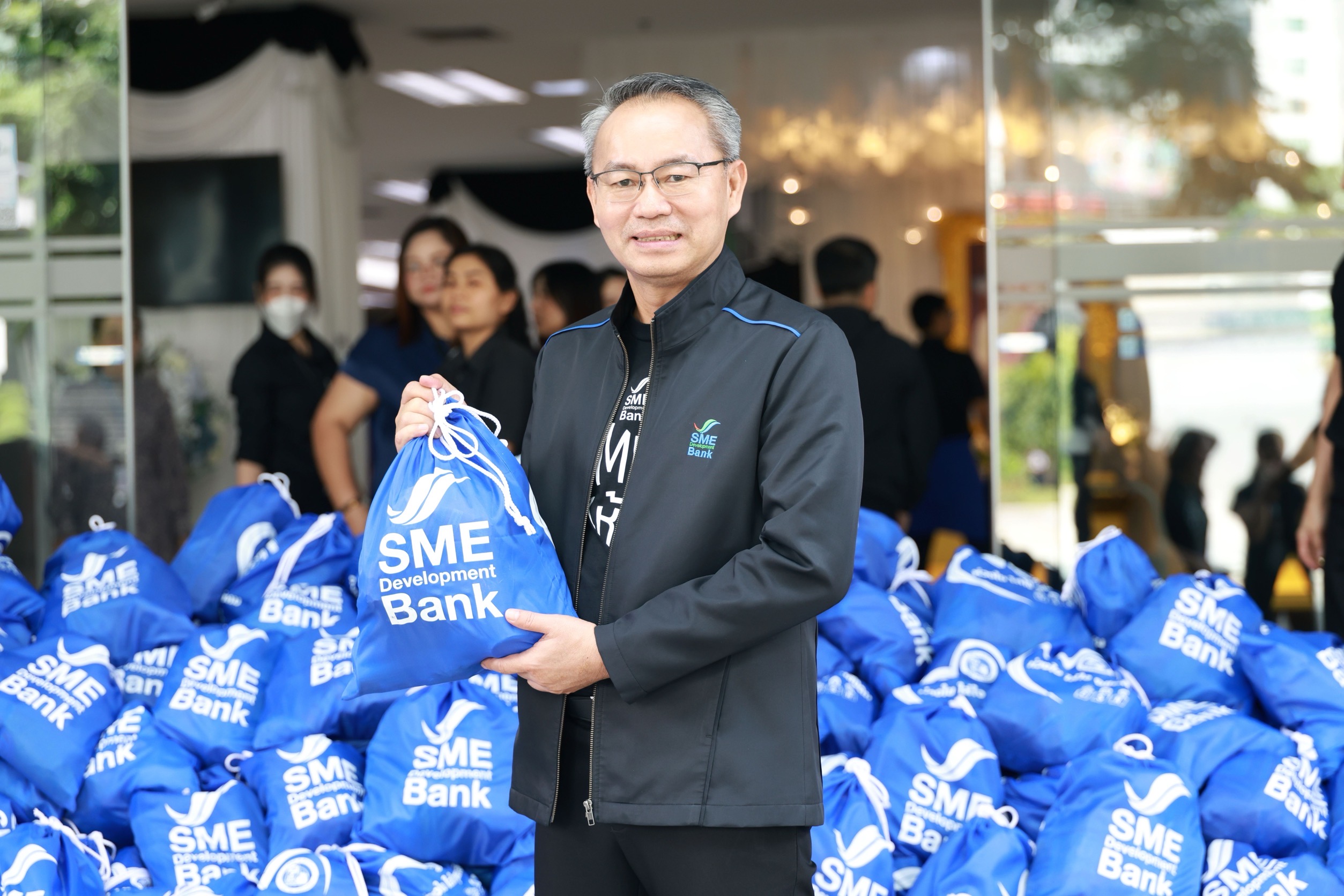 SME D Bank รวมพลังบรรจุ “ถุงน้ำใจ” ส่งแทนความห่วงใย ช่วยบรรเทาความเดือดร้อนให้ผู้ประสบอุทกภัย
