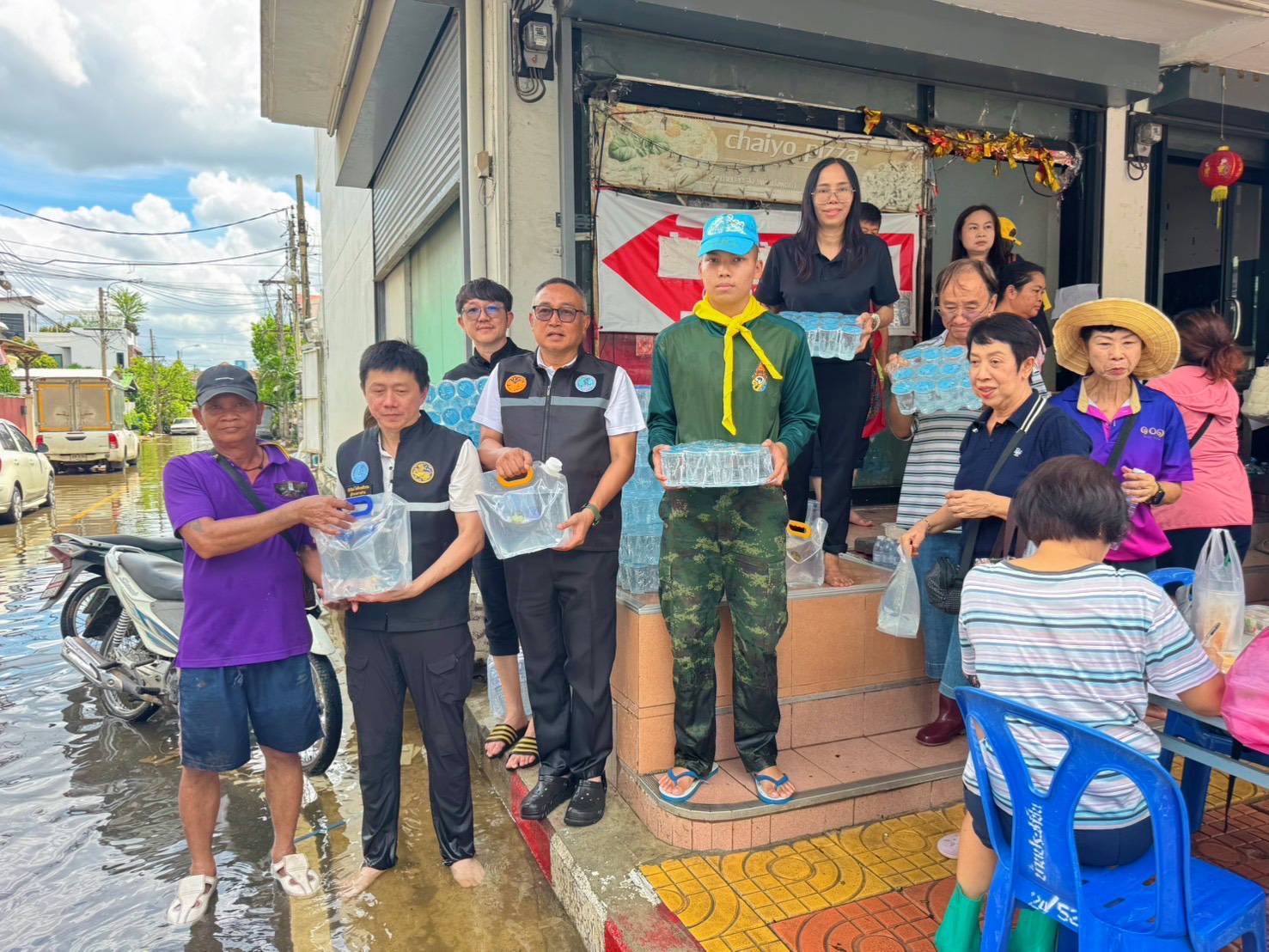 กปน. มอบอาหารและน้ำดื่มบรรเทาความเดือดร้อนแก่ผู้ประสบอุทกภัยในถนนสามัคคี จ.นนทบุรี
