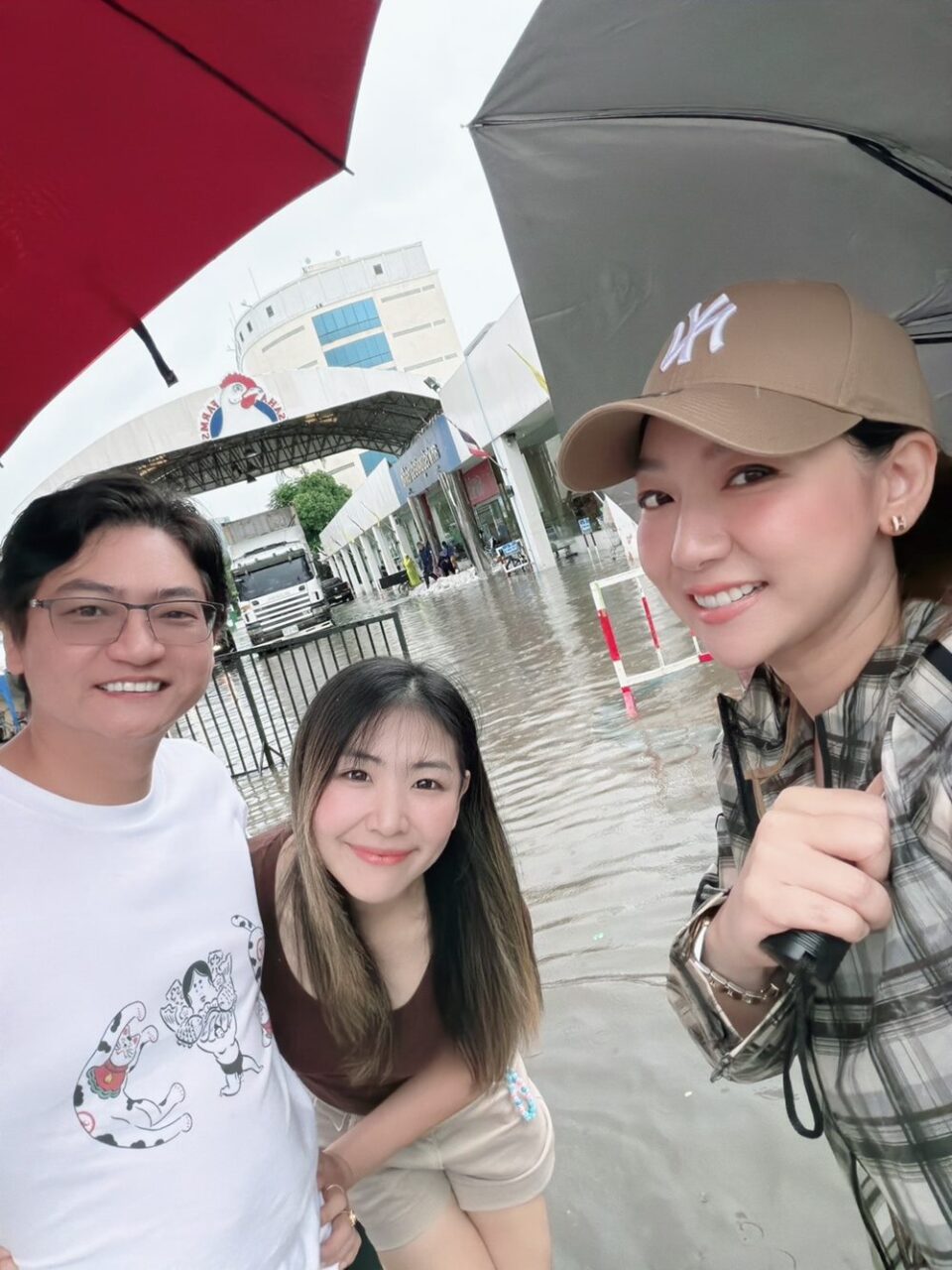 ผู้บริหารสหฟาร์ม ลงพื้นที่ลุยน้ำ ให้กำลังใจพนักงาน พร้อมมอบถุงยังชีพกว่า 100 ชุด หลังสำนักงานรามอินทรา
