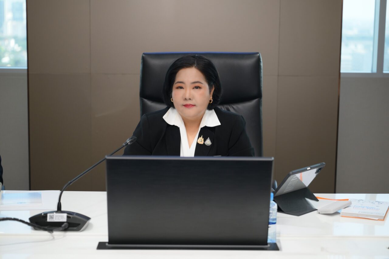 ผู้ว่าฯ กปน.ร่วมประชุม บกปก.ช. ติดตามอุทกภัย – นายกฯ ชมเชย กปน. เคียงข้างประชาชน มอบถุงน้ำดื่มสะอาดช่วยผู้ประสบภัย