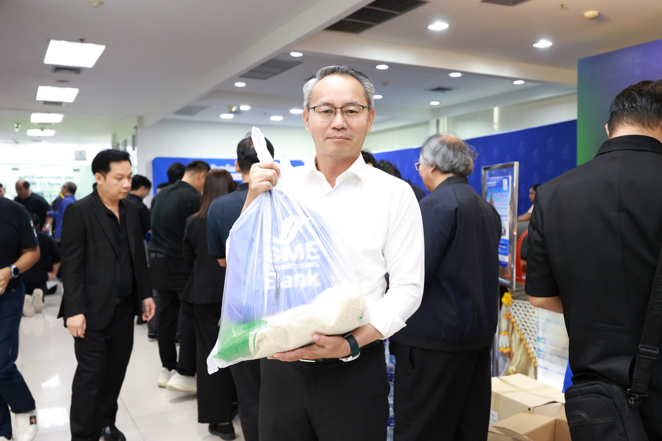 SME D Bank ช่วยต่อเนื่อง รวมพลังบรรจุ “ถุงน้ำใจ” นำไปช่วยเหลือผู้ประสบภัยน้ำท่วม