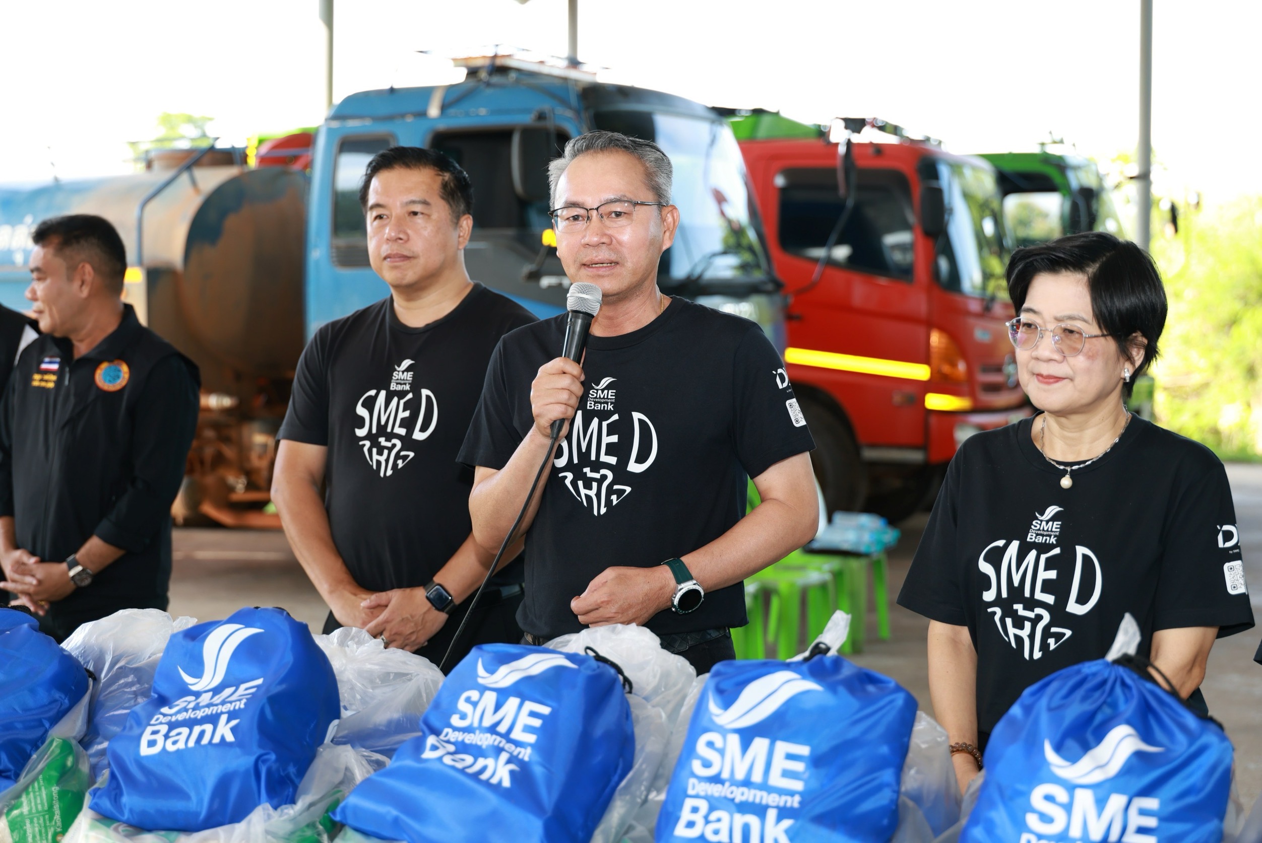 SME D Bank ห่วงใยลูกค้าประสบภัยน้ำท่วม ลงพื้นที่เยี่ยมให้กำลังใจ พร้อมมอบ “ถุงน้ำใจ” บรรเทาความเดือดร้อนแก่ประชาชนในพื้นที่
