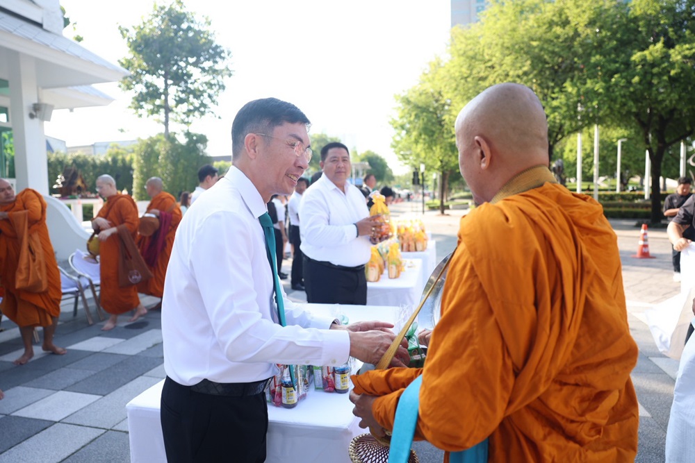 ธ.ก.ส.จัดกิจกรรมทำบุญตักบาตร อุทิศถวายเป็นพระราชกุศล ในวาระครบรอบ 1 ปี แห่งวันสวรรคต สมเด็จพระนางเจ้าสิริกิติ์ พระบรมราชินีนาถ พระบรมราชชนนีพันปีหลวง